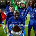 N'Golo Kante z Chelsea dvíha nad hlavu trofej Ligy majstrov UEFA
