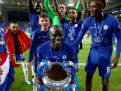 Arsenal ma nechcel dostatočne podpísať – namiesto toho som prestúpil do Chelsea a zvyšok je už minulosťou N'Golo Kante z Chelsea dvíha nad hlavu trofej Ligy majstrov UEFA