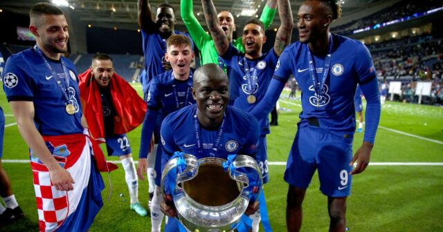   N'Golo Kante z Chelsea dvíha nad hlavu trofej Ligy majstrov UEFA