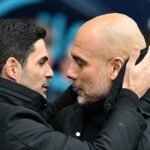 Mikel Arteta, manažér Arsenalu, komunikuje s Pepom Guardiolom, manažérom Manchestru City, pred zápasom Premier League medzi Manchester City a Arsenal FC na Etihad Stadium 31. marca 2024 v Manchestri v Anglicku.