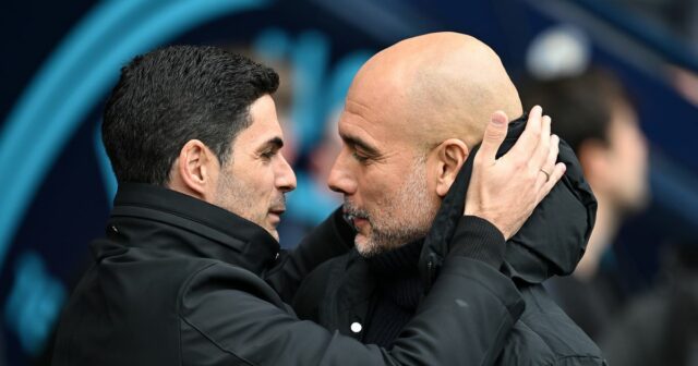 Mikel Arteta, manažér Arsenalu, komunikuje s Pepom Guardiolom, manažérom Manchestru City, pred zápasom Premier League medzi Manchester City a Arsenal FC na Etihad Stadium 31. marca 2024 v Manchestri v Anglicku.