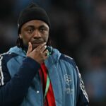 Gabriel Jesus z Arsenalu sa rozpráva so spoluhráčom Eberechim Eze a