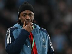 Arsenal objavil znepokojujúcu časovú os návratu Eberechiho Eze, pretože problémy so zraneniami sa hromadia Gabriel Jesus z Arsenalu sa rozpráva so spoluhráčom Eberechim Eze a