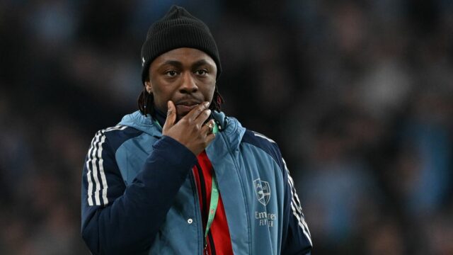 Gabriel Jesus z Arsenalu sa rozpráva so spoluhráčom Eberechim Eze a