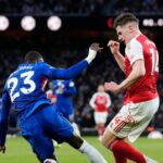 Trevoh Chalobah z Chelsea (vľavo) a Viktor Gyokeres z Arsenalu bojujú o loptu počas zápasu Premier League na Emirates Stadium v ​​Londýne.