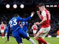 Arsenal odovzdal Viktorovi Gyokeresovi verdikt VAR po penaltovom rozhodnutí vs Chelsea Trevoh Chalobah z Chelsea (vľavo) a Viktor Gyokeres z Arsenalu bojujú o loptu počas zápasu Premier League na Emirates Stadium v Londýne.