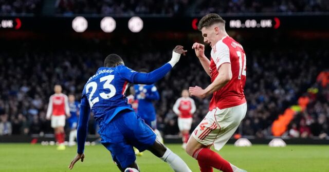 Trevoh Chalobah z Chelsea (vľavo) a Viktor Gyokeres z Arsenalu bojujú o loptu počas zápasu Premier League na Emirates Stadium v ​​Londýne. 