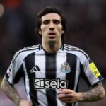 Sandro Tonali sa pozerá