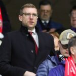 Per Mertesacker, bývalý hráč Arsenalu na tribúne počas zápasu 16. kola Ligy majstrov UEFA 2025/26 medzi Bayer 04 Leverkusen a Arsenal FC v BayArena 11. marca 2026 v nemeckom Leverkusene
