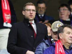 Arsenal potvrdil prestup vysoko hodnotenej hviezdy, keďže Per Mertesacker zanecháva perfektný darček na rozlúčku Per Mertesacker, bývalý hráč Arsenalu na tribúne počas zápasu 16. kola Ligy majstrov UEFA 2025/26 medzi Bayer 04 Leverkusen a Arsenal FC v BayArena 11. marca 2026 v nemeckom Leverkusene