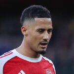 LONDÝN, ANGLICKO - 1. marca: William Saliba z Arsenalu počas zápasu Premier League medzi Arsenalom a Chelsea na Emirates Stadium 1. marca 2026 v Londýne, Anglicko. (Foto: James Gill – Danehouse/Getty Images)