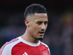 Arsenal potvrdil zranenie Williama Salibu vs Brighton, keďže Mikel Arteta dáva aktuálne informácie LONDÝN, ANGLICKO - 1. marca: William Saliba z Arsenalu počas zápasu Premier League medzi Arsenalom a Chelsea na Emirates Stadium 1. marca 2026 v Londýne, Anglicko. (Foto: James Gill – Danehouse/Getty Images)