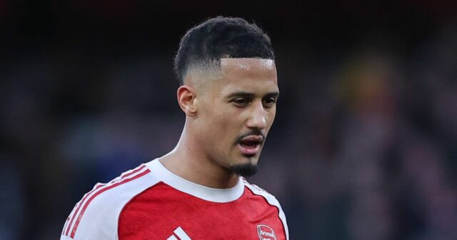 LONDÝN, ANGLICKO - 1. marca: William Saliba z Arsenalu počas zápasu Premier League medzi Arsenalom a Chelsea na Emirates Stadium 1. marca 2026 v Londýne, Anglicko. (Foto: James Gill – Danehouse/Getty Images)