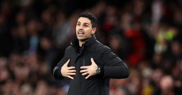 Mikel Arteta manažér / hlavný tréner Arsenalu reaguje počas zápasu Premier League medzi Arsenalom a Chelsea na Emirates Stadium 1. marca 2026 v Londýne, Anglicko