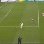 Arsenal unikol „čistej červenej karte“, keď Kepa Arrizabalaga fauloval Jeremyho Dokua, aby zastavil gól Man City