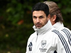 Arsenal utrpel siedme zranenie v boji o titul, keď odtiahla anglickú hviezdu LONDÝN, ANGLICKO - 27. marca: Angličan Noni Madueke sa zranil počas medzištátneho priateľského zápasu medzi Anglickom a Uruguajom na štadióne Wembley 27. marca 2026 v Londýne v Anglicku. (Foto: Nigel French/Sportsphoto/Allstar cez Getty Images)