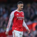 Arsenal utrpel úder Williama Salibu s obrancom vylúčeným zo súboja v Brightone pre zranenie