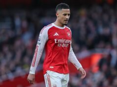 Arsenal utrpel úder Williama Salibu s obrancom vylúčeným zo súboja v Brightone pre zranenie Arsenal utrpel úder Williama Salibu s obrancom vylúčeným zo súboja v Brightone pre zranenie