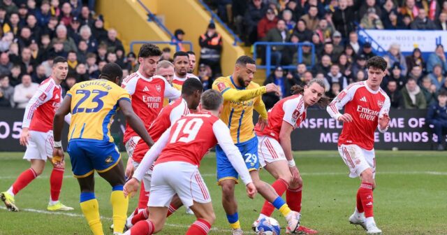 Leandro Trossard sa pridal k problémom so zranením Mikela Artetu po tom, čo bol nútený odstúpiť počas piateho kola FA Cupu proti Mansfieldu.