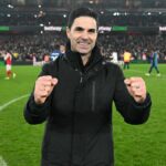 Mikel Arteta, manažér Arsenalu a Andrea Berta, športový riaditeľ Arsenalu, oslavujú po zápase štvrťfinále UEFA Champions League 2024/25 medzi Arsenal FC a Real Madrid CF na štadióne Arsenal 8. apríla 2025