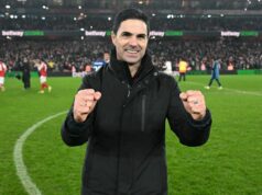 Arsenal už spečatil jeden letný prestup s mužom za 45 miliónov libier, ktorý sa tiež chystá pripojiť Mikel Arteta, manažér Arsenalu a Andrea Berta, športový riaditeľ Arsenalu, oslavujú po zápase štvrťfinále UEFA Champions League 2024/25 medzi Arsenal FC a Real Madrid CF na štadióne Arsenal 8. apríla 2025