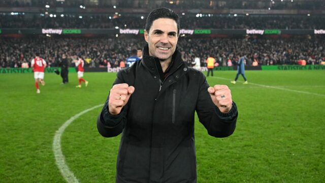 Mikel Arteta, manažér Arsenalu a Andrea Berta, športový riaditeľ Arsenalu, oslavujú po zápase štvrťfinále UEFA Champions League 2024/25 medzi Arsenal FC a Real Madrid CF na štadióne Arsenal 8. apríla 2025