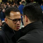 Liam Rosenior, manažér Chelsea, a Mikel Arteta, manažér Arsenalu, sa objímajú pred semifinálovým zápasom Carabao Cupu medzi Chelsea a Arsenalom na Stamford Bridge 14. januára 2026 v Londýne v Anglicku.