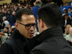 Arsenal varoval pred reakciou Chelsea Carabao Cup v kritickom zápase Premier League Liam Rosenior, manažér Chelsea, a Mikel Arteta, manažér Arsenalu, sa objímajú pred semifinálovým zápasom Carabao Cupu medzi Chelsea a Arsenalom na Stamford Bridge 14. januára 2026 v Londýne v Anglicku.