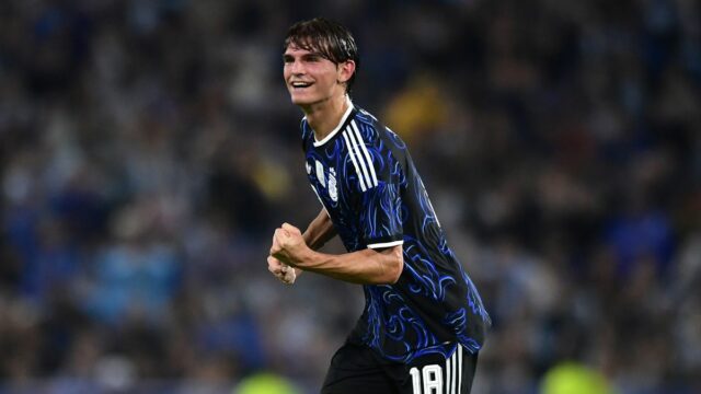 Arsenal vyzval, aby podpísal prestupový cieľ Tottenhamu, ktorý Cesc Fabregas Nico Paz z Argentíny oslavuje strelenie druhého gólu svojho tímu počas medzištátneho priateľského zápasu medzi Argentínou a Mauritániou na Estadio Alberto J. Armando 27. marca 2026 v Buenos Aires v Argentíne.