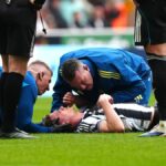 Obranca Newcastlu United Sven Botman sa lieči zo zranenia