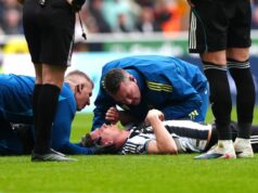 Arsenal získal podporu v boji o titul v Premier League ako vyhlásenie o operácii uvoľnenia klubu Obranca Newcastlu United Sven Botman sa lieči zo zranenia