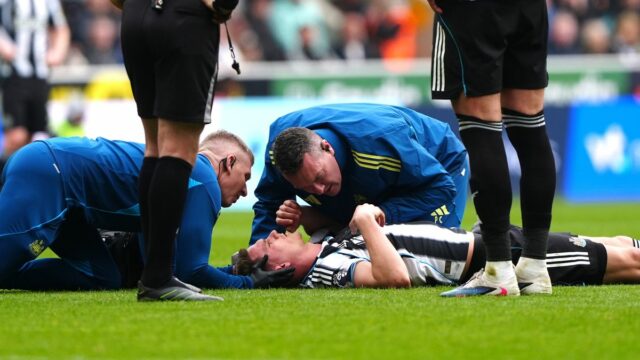 Obranca Newcastlu United Sven Botman sa lieči zo zranenia