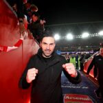 Mikel Arteta, manažér Arsenalu, oslavuje víťazstvo v tuneli nad Bayerom Leverkusen