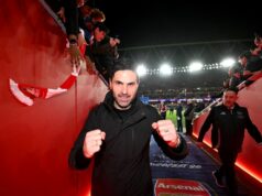 Arsenal získal prestupovú podporu vo výške 60 miliónov libier, keďže je jasná výhoda Ligy majstrov Mikel Arteta, manažér Arsenalu, oslavuje víťazstvo v tuneli nad Bayerom Leverkusen