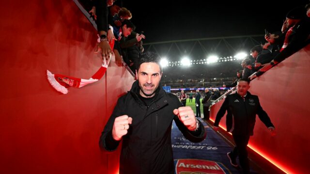 Arsenal získal prestupovú podporu vo výške 60 miliónov libier, keďže Mikel Arteta, manažér Arsenalu, oslavuje víťazstvo v tuneli nad Bayerom Leverkusen