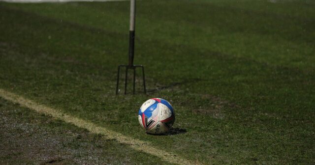 Lopta na ihrisku na štadióne One Call v Mansfield Town