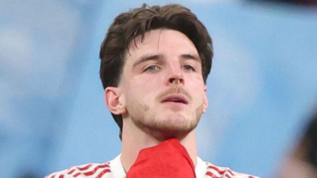 Arsenalu sa nepodarilo „zaútočiť na trofej“, ako to požadoval Arteta, zatiaľ čo blbec Neville vybuchuje „aroganciou“
