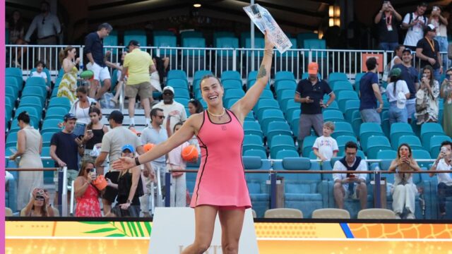 Aryna Sabalenka sa po víťazstve na Miami Open dostala do nového rebríčka a sleduje rekord Sereny Williamsovej
