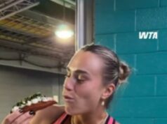 Aryna Sabalenka sa po víťazstve na Miami Open v minulom roku 16 zastrčila do párku v 100 dolároch so zlatým kaviárom s názvom „Golden Glizzy“ Aryna Sabalenka dostala po víťazstve na Miami Open hotdog „Golden Glizzy“