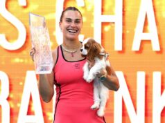 Aryna Sabalenková kričí fanúšikom finále Miami Open po tom, čo porazila Coco Gauff a získala titul Sabalenková získala svoj tretí titul zo štyroch turnajov v tejto sezóne, keď prehrala iba finále Australian Open s Elenou Rybakinou (AP)