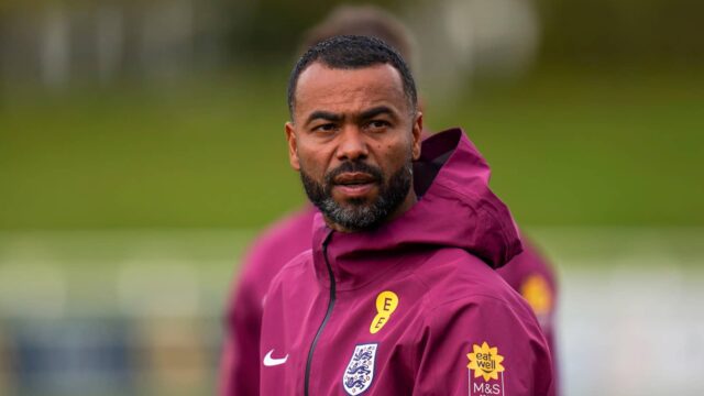 Ashley Cole hodnotí štvornásobné šance Gunners ako spomínanú „absolútnu kapituláciu“.
