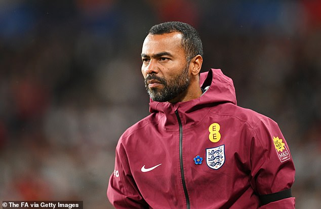 Ashley Cole odštartoval manažérsku kariéru prekvapením európskeho klubu – a Ashley Cole nastúpil do svojej prvej manažérskej funkcie v Serie B v Cesena FC do júna 2026