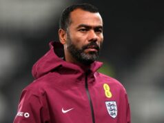 Ashley Cole získava prvé miesto v manažmente s šokovým prestupom do druhotriedneho klubu Ashley Cole
