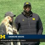 Paige Shiver, bývalá výkonná asistentka Sherrone Moorea, prelomila svoje mlčanie po tom, čo boli vznesené obvinenia z domovej invázie, prenasledovania a vlámania sa proti nemu.