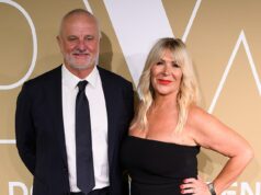 Austrálska futbalová legenda Graham Arnold hovorí o iránskych raketách, ktoré otriasajú jeho hotelom „ako list“, keď ho vojna necháva uväznená Bývalý šéf Socceroos Graham Arnold prezradil, že je v bezpečí v dubajskom hoteli po tom, čo séria iránskych rakiet zachytila, že austrálska futbalová legenda a jeho manželka Sarah sa nedávno obávali o svoj život vo Fujairah na východnom pobreží Spojených arabských emirátov.