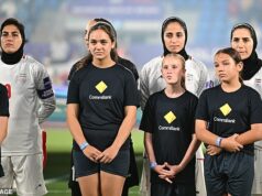 Austrálskej vláde bolo povedané, aby ochránila iránskych futbalistov pred možným rozsudkom smrti, kým nebude príliš neskoro Na snímke: Vo chvíli, keď iránsky ženský futbalový tím odmietol spievať národnú hymnu na zápase Ázijského pohára na Gold Coast 2. marca