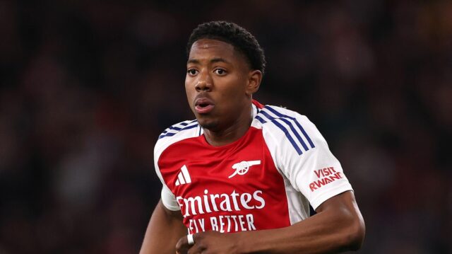 Michael Carrick si podáva ruku s Ayden Heaven