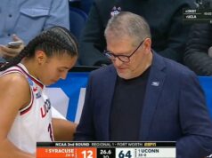 Azzi Fudd z UConn sa v marci v Syrakúzach prepadol o 34 ľudí. Azzi Fudd (L) nasledovala radu trénera Gena Auriemmu (R) a ostrihala si nechty.