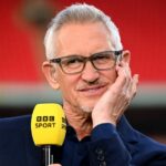 Gary Lineker sa smeje pri predstavovaní FA Cupu