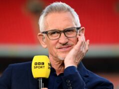BBC sa musela ospravedlniť po tom, čo sexuálne zvuky prerušili zápas FA Cupu, keďže Gary Lineker nesúhlasil Gary Lineker sa smeje pri predstavovaní FA Cupu
